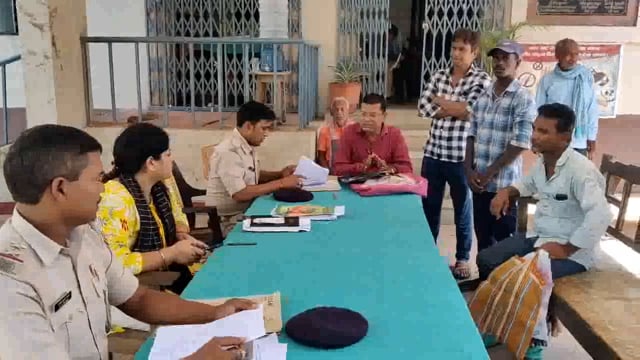 भूमि विवाद निपटारे को लेकर तारापुर थाना में लगाए गए जनता दरबार में एक मामले का किया गया निष्पादन