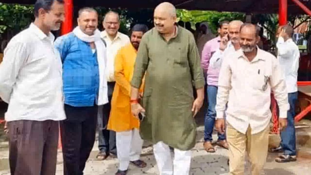 तरबगंज : बरईपारा निवासी एक दर्जन ग्रामीणों ने भाजपा विधायक प्रेम नारायण पान्डेय से मिलकर गांव की समस्याओं से कराया अवगत