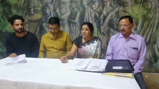 पुत्रवधू व पार्षद से पीड़ित परिवार ने बुलाई प्रेस वार्ता जानो माल की सुरक्षा की लगाई गुहार