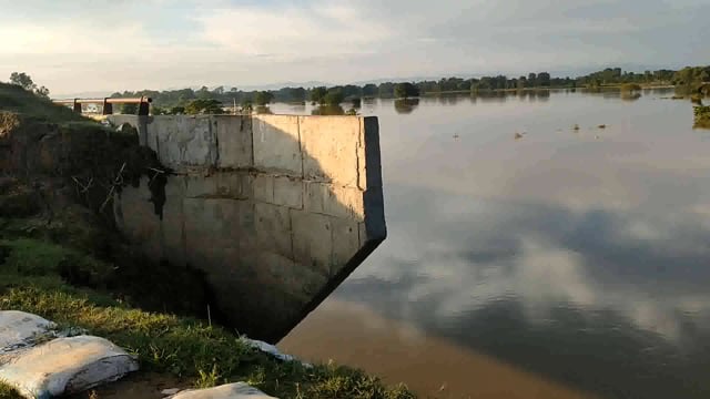 टीकर में बने पुल का अप्रोच कटा स्थानीय व राहगीरों ने जिम्मेदारों से ठीक कराए जाने की की मांग ।