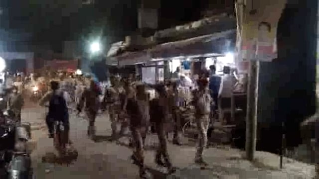 औरैया कोतवाली क्षेत्र के कस्बा और बाजारों में पुलिस फोर्स ने किया पैदल मार्च