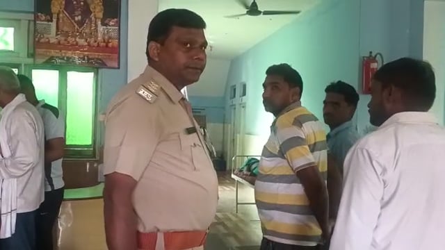 बाघराय थाना क्षेत्र के सकरदहा रोड का बाइक से अनियंत्रित होकर गिरने से मां की मौत पत्नी चोटिल