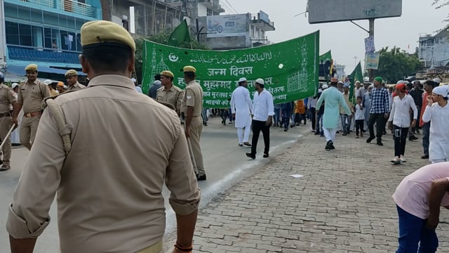 आज दिबियापुर नगर में बारह- वफात  पर मुस्लिम समुदाय के लोगों के द्वारा  निकाला गया जुलूस जहां सैकड़ो लोगों ने लिया हिस्सा
