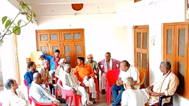 तरबगंज ब्लाक प्रमुख मनोज पान्डेय अपने पैतृक आवास पर की बैठक सुनी लोगों की समस्याएं