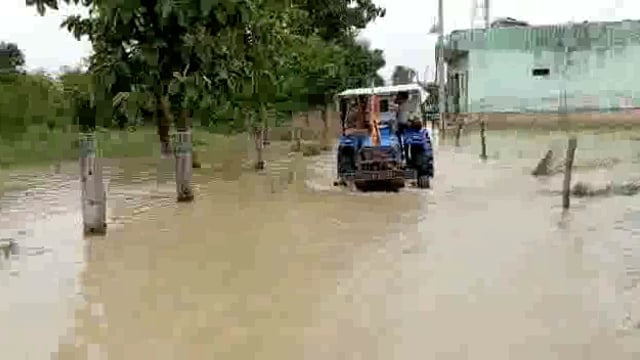 बलरामपुर: डीएम व एसपी ने चंदापुर सहित बाढ़ प्रभावित क्षेत्रों का किया दौरा।