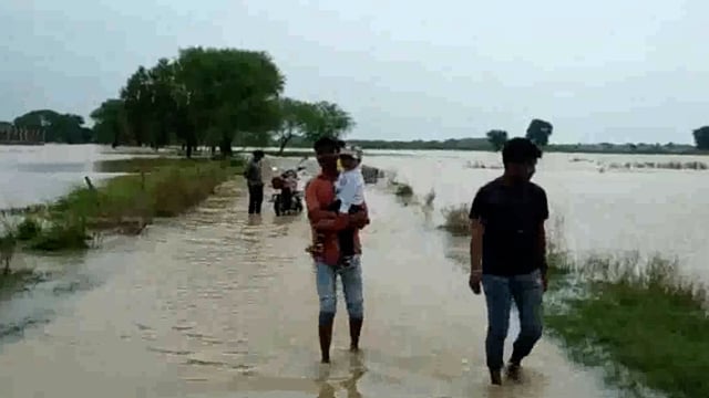 इटवा तहसील क्षेत्र के परसोहन घाट के पास दर्जनों गांव बाढ़ की चपेट में,बाढ़ पीड़ित जिम्मेदारों से लगा रहे मदद की गुहार ।