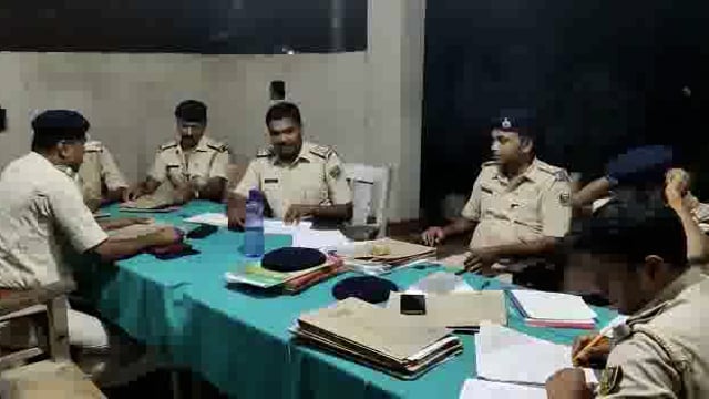 तारापुर थाना में मुंगेर एसपी जे जे रेड्डी के निर्देश पर अनुसंधान मीटिंग थाना अध्यक्ष ने पुलिस पदाधिकारी के साथ किया ।