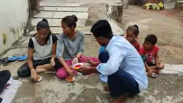 कोंच,देवी विसर्जन के बाद पंडाल में हुआ कन्या भोज