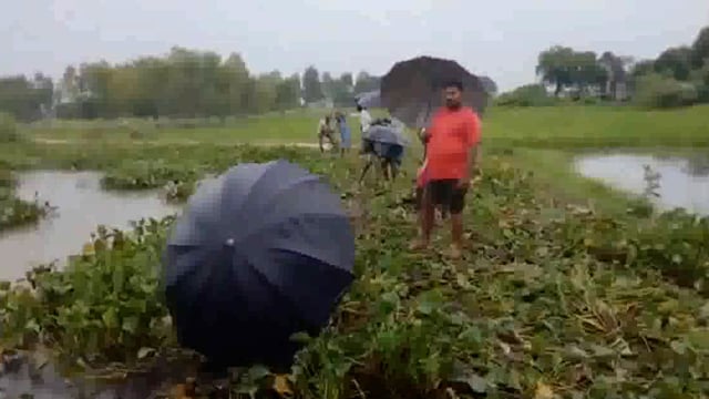 गोपिया में बंधे के ऊपर बह रहा बाढ़ का पानी,ग्रामीणों में दहशत ।