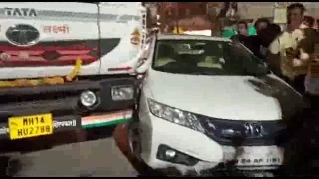 शहरातील जय जवान चौक येथे ट्रक व कारचा अपघात,जिवीत हानी मात्र नाही कारचे नुकसान