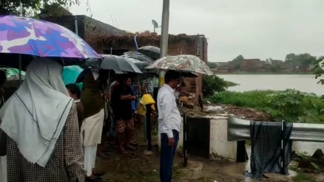 चंदौसी तहसील के वहां पर पट्टी गांव में दर्जनभर से अधिक घरों में हुआ जलभराव जिलाधिकारी ने दिए राहत कार्य के निर्देश |