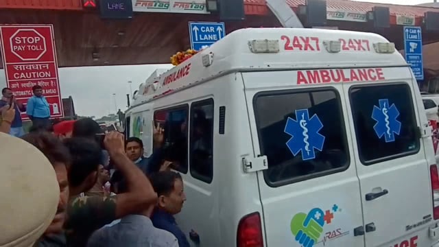 माट यमुना एक्सप्रेसवे से होकर जाते मुख्यमंत्री मुलायम सिंह यादव के पार्थिव शरीर को ले जाती है सैकड़ों गाडिया