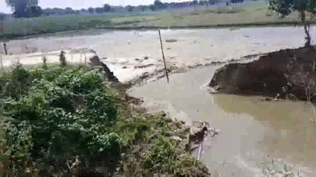 बरसात में कटान होने से दो जगहों पर टूटी डहरूआ माइनर खेतों में खड़ी धान की फसल हुई जलमग्न।