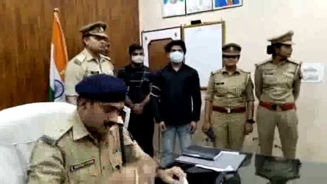 झूठे मुकदमों में फंसा कर मोटी रकम की मांग करने वाली दो युवतियों सहित चार लोगों को गिरफ्तार कर भेजा जैल