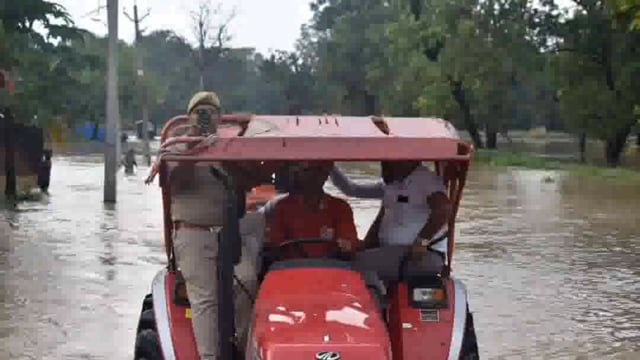जिला अधिकारी संजीव रंजन ने भनवापुर ब्लाक के बाढ़ प्रभावित गांव जुडिकुईयाँ,बिजौरा,खनता के लोगों से की वार्ता ।