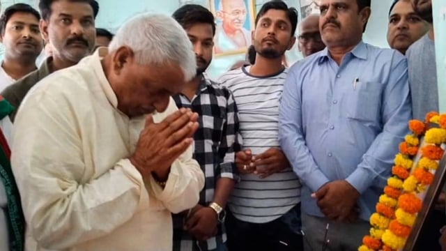 इटवा स्थित सपा कार्यालय पर सपा संस्थापक मुलायम सिंह यादव को इटवा विधायक माता प्रसाद पांडे की अगुवाई में दी गई श्रद्धांजल