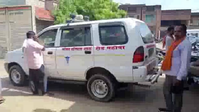 मरीज को लेकर अस्पताल आ रही एम्बुलेंस हुई हादसे का शिकार