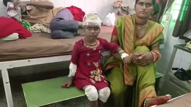 तेज रफ्तार ट्रक की टक्कर से बाइक सवार मासूम सहित 3 गम्भीर रूप से घायल