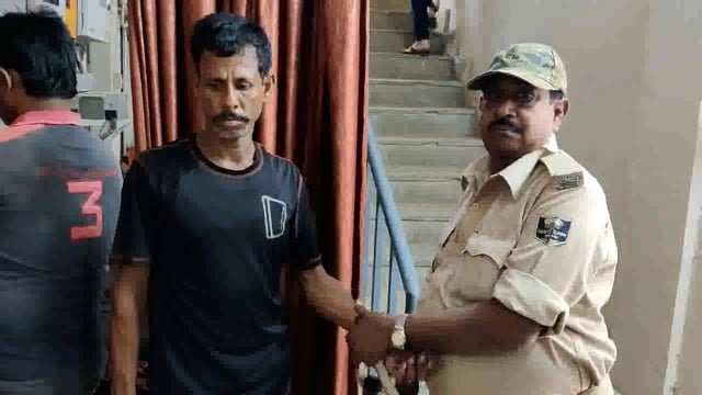 गुप्त सूचना पर सरौन पहुँची तारापुर पुलिस ने 10 पाउच महुआ शराब के साथ एक तस्कर किया गिरफ्तार