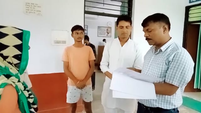 मोठ क्षेत्र में लगातार वर्षा से लोगो के मकान गिर जाने से तहसीलदार को दिया ज्ञापन 
#UP 