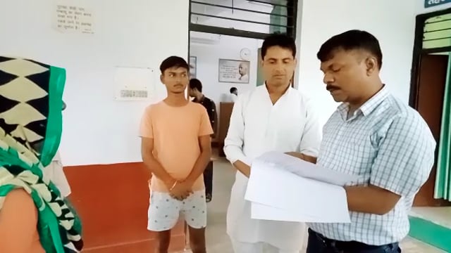 मोठ क्षेत्र में लगातार वर्षा से लोगो के मकान गिर जाने से तहसीलदार को दिया ज्ञापन 
#UP 