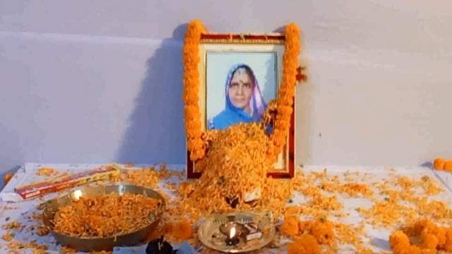 थरथरी प्रखंड के थरथरी पंचायत केबीच बाजार समाज सेबी संजय जी मा के शोकाकुल बरहमभोज किया गया

