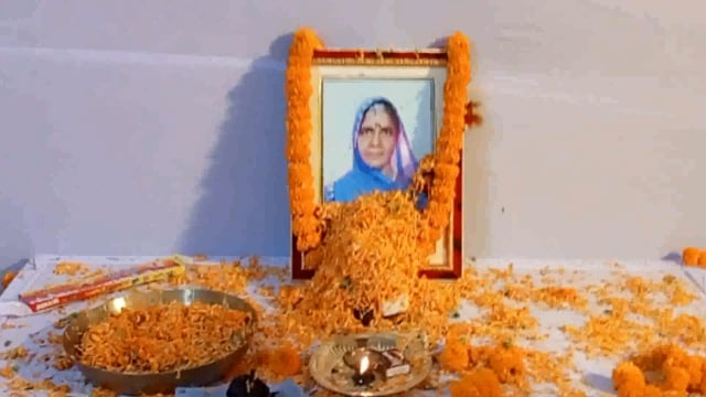 थरथरी प्रखंड के थरथरी पंचायत केबीच बाजार समाज सेबी संजय जी मा के शोकाकुल बरहमभोज किया गया

