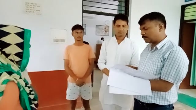 मोठ क्षेत्र में लगातार वर्षा से लोगो के मकान गिर जाने से तहसीलदार को दिया ज्ञापन 
#UP 
