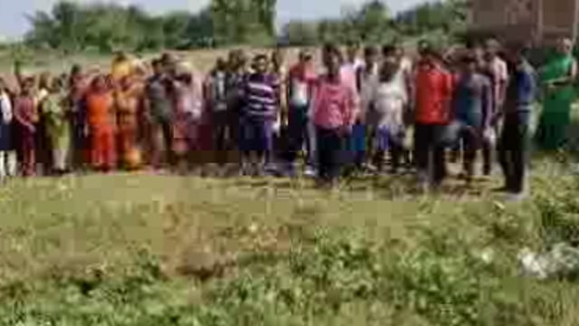 गांडेय प्रखंड के नवादा में ग्रामीणों के उपयोग की जमीन का ग़लत तरीके से बंदोबस्ती का ग्रामीणों ने किया विरोध 