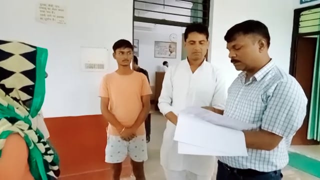 मोठ क्षेत्र में लगातार वर्षा से लोगो के मकान गिर जाने से तहसीलदार को दिया ज्ञापन 
#UP 