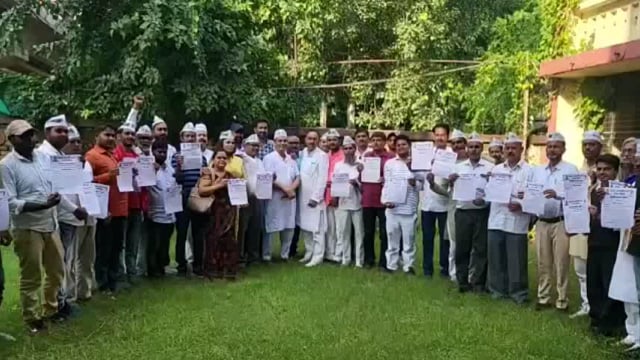 नैनी आप पार्टी कार्यालय में आगामी निकाय चुनाव लड़ने वाले इच्छुक उम्मीदवारों को ट्रिपल C फार्मूले पर दिया गया आवेदन फार्म