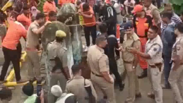 करमा चकिया गांव में कुएं में गिरकर पिता-पुत्र की मौत,दोनों को बचाने उतरे व्यक्ति की हालत नाज़ुक परिजनों ने लगाया आरोप