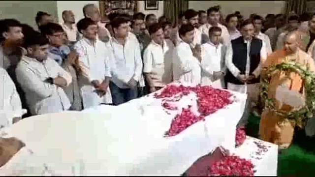 #मुलायम_सिंह_यादव के #निधन पर उत्तर प्रदेश  के सीएम #योगी_आदित्यनाथ ने सैफ़ई पहुँचकर नेता जी के पार्थिव शरीर पर श्रद्धा