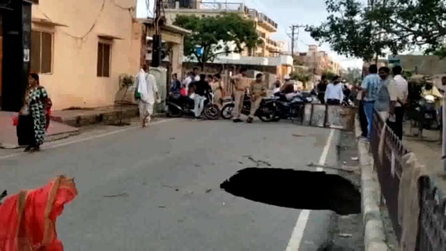 अतिवृष्टि से सड़क धंसी साधु हुआ घायल मौके पर पहुंची पुलिस ने रास्ते का आवागमन कराया बन्द