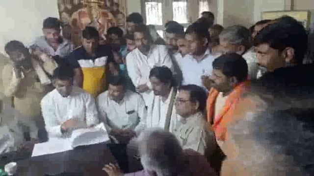 छाता शुगर मिल को चालू  कराने के लिए टीम ने किया सर्वे की किसानों से वार्ता