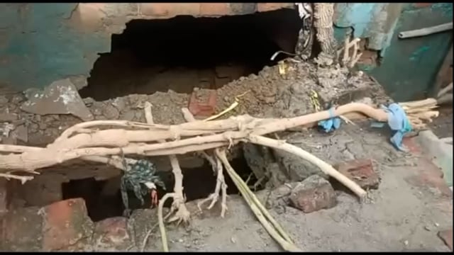 अड़ींग में  बरसात के चलते मकान धसने से मकान में बनी सुरँग बाल बाल बचे परिवारीजन बड़ा हादसा टला ।