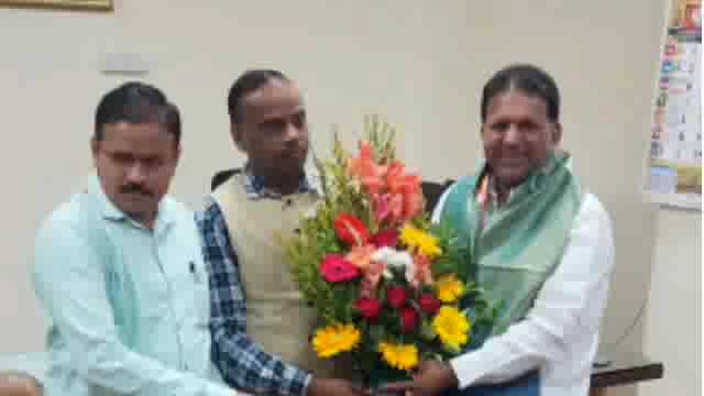 बापूराव राठोड यांचा प्रादेशिक उपायुक्त व सहाय्यक आयुक्त यांच्या हस्ते समाजकल्याण कार्यालयात सत्कार