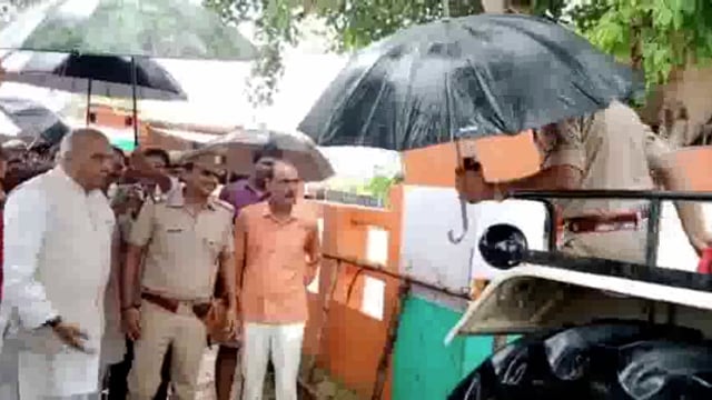 सांसद जगदंबिका पाल ने त्रिलोकपुर थाना क्षेत्र में बाढ़ क्षेत्रों का दौरा करते समय SHO त्रिलोकपुर को लगाई फटकार ।