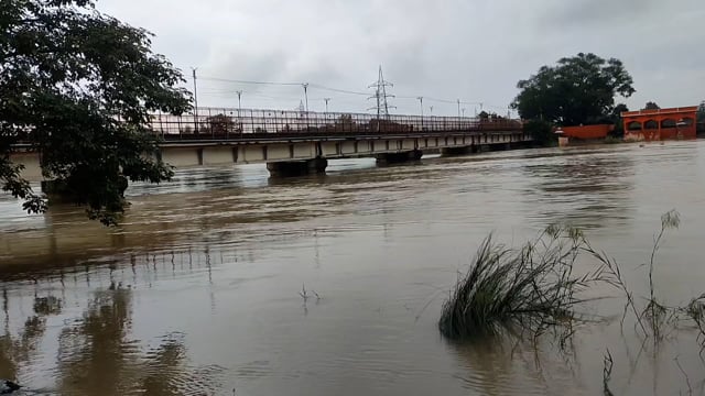 जिले में लगातार बढ़ रहा नदियों का जलस्तर, बाढ़ से जन जीवन अस्त व्यस्त ।