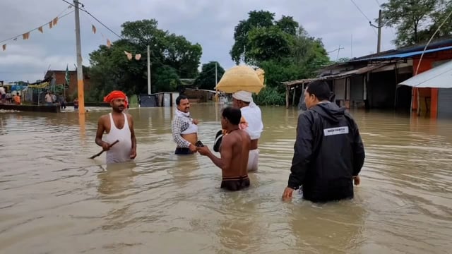 इटवा विधायक माता प्रसाद पांडे ने विधानसभा क्षेत्र के बाढ़ प्रभावित क्षेत्रों का किया दौरा,बाढ़ पीड़ितों ने की मुलाकातमदद
