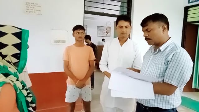 मोठ क्षेत्र में लगातार वर्षा से लोगो के मकान गिर जाने से तहसीलदार को दिया ज्ञापन 
#UP 