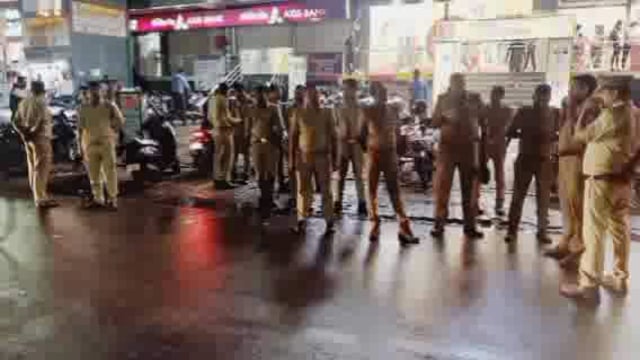 बहराइच पुलिस ने त्यौहारों व सुरक्षा को लेकर किया पैदल गश्त संदिग्धों से की पूछताछ