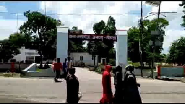 तरबगंज रामपुर टेंगरहा निवासी महिला ने थाने पर तहरीर देकर कुछ लोगों पर जमीन कब्जा करने का लगाया आरोप