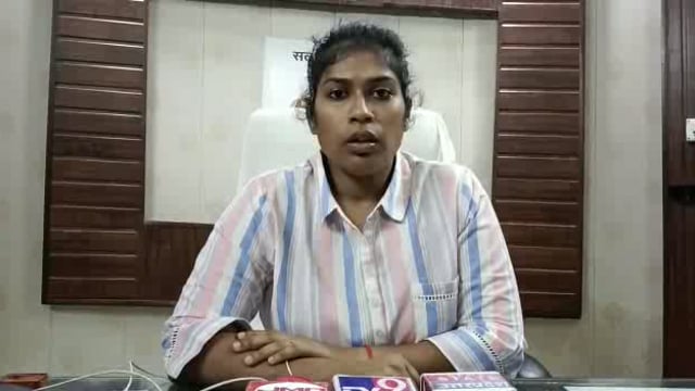 औरैया कोतवाली अंतर्गत मासूम बच्ची के साथ हुई छेड़खानी की घटना की जानकारी देती  एसपी चारू निगम