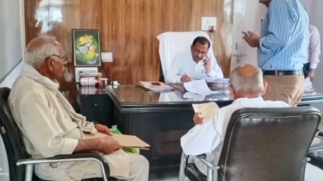 तहसील कार्यालय में एसडीएम ने सुनी फरियादियों की समस्याएं
