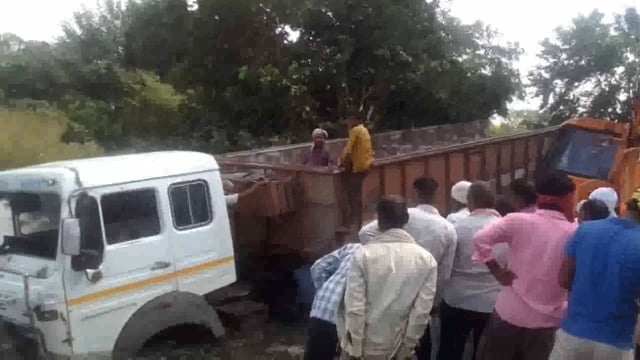 बेलसर :तेज रफ्तार अनियंत्रित डमफर तालाब में गिरा बड़ा हादसा टला