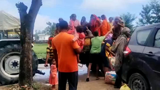 बिथारिया में बाढ़ का कहर गाँव छोड़ सुरक्षित अस्थान पर जाने को विवश हुए ग्रामीण ।