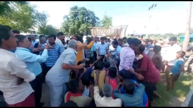 नवाबगंज जिला अधिकारी डॉ उज्जवल कुमार ने बाढ़ प्रभावित क्षेत्र में वितरण किया राहत सामग्री देखिए खास रिपोर्ट