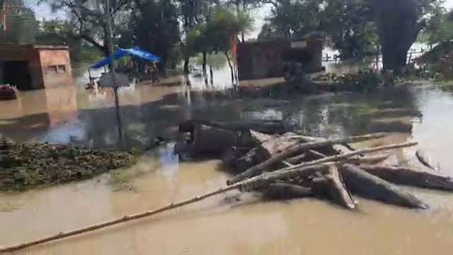 नवाबगंज क्षेत्र के चौघड़िया गांव में बाढ़ का कहर नहीं मिल रही शासन और प्रशासन से कोई सहायता ना ही नाव