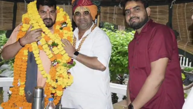 नवाबगंज क्षेत्र के विष्णु हरपुर गांव में जनता दर्शन के दौरान आए सांसद आवास पर लोगों ने संसद का माला पहना कर किया स्वागत